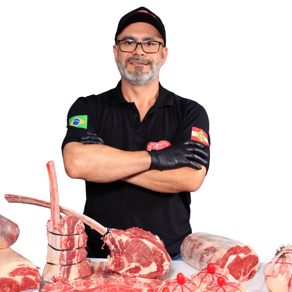 Luiz Graminha atrás da bancada com diferentes cortes bovinos