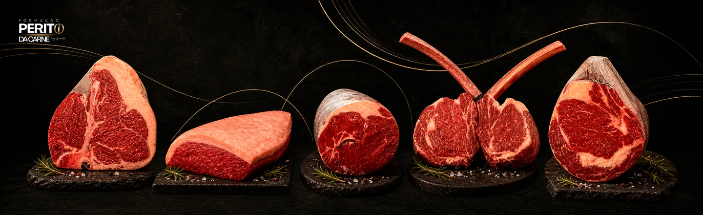 Composição de cortes de carnes em tábuas escuras, parte da identidade visual do Perito